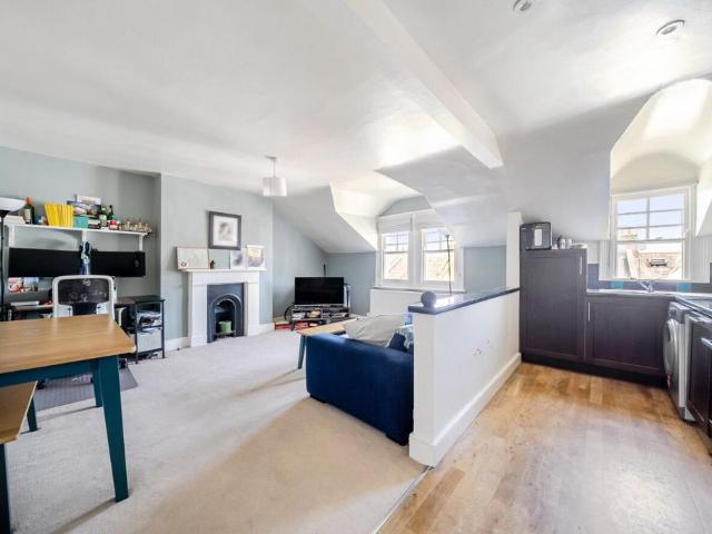 Flat for sale in Wandsworth, Greater London