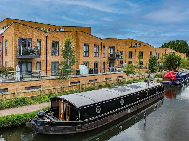Flat for sale in Pouchen End, Hertfordshire