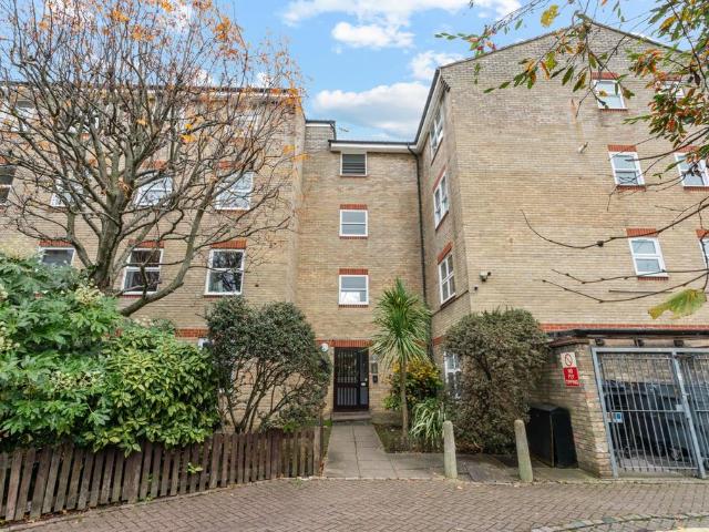 Flat for sale in Kentish Town, Greater London