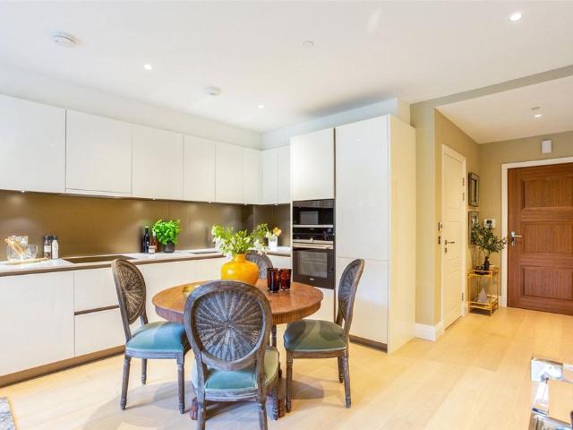 Flat for sale in Hampton Wick, Greater London