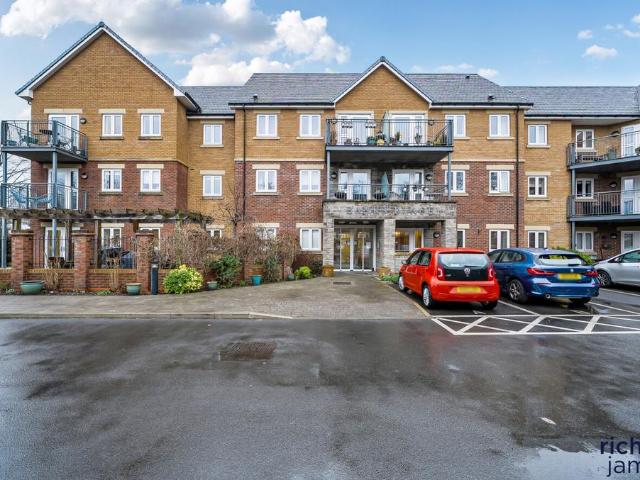 Flat for sale in North Wroughton, Swindon