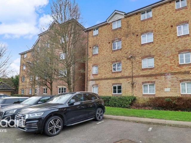 Flat for sale in Purfleet, Essex