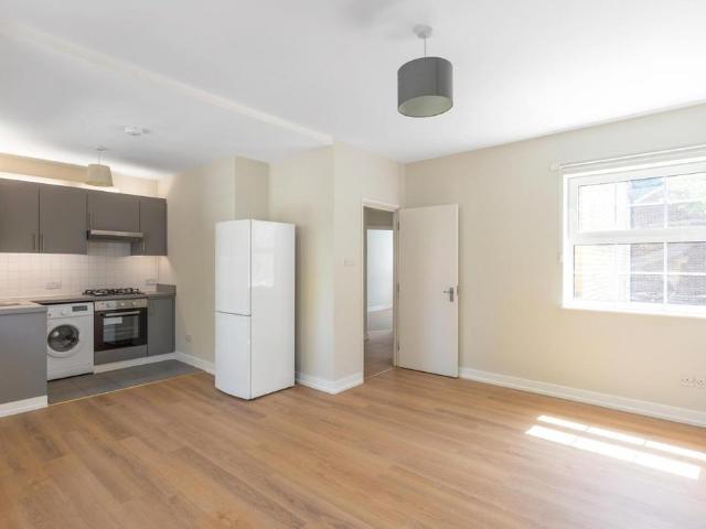 Flat for sale in Stockwell, Greater London