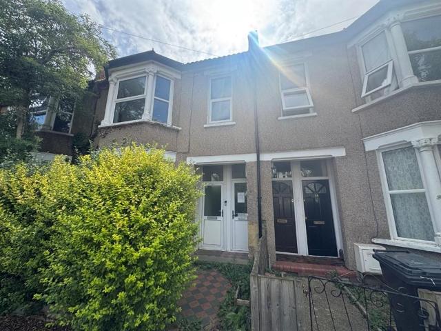 Flat for sale in London Borough of Croydon, Greater London