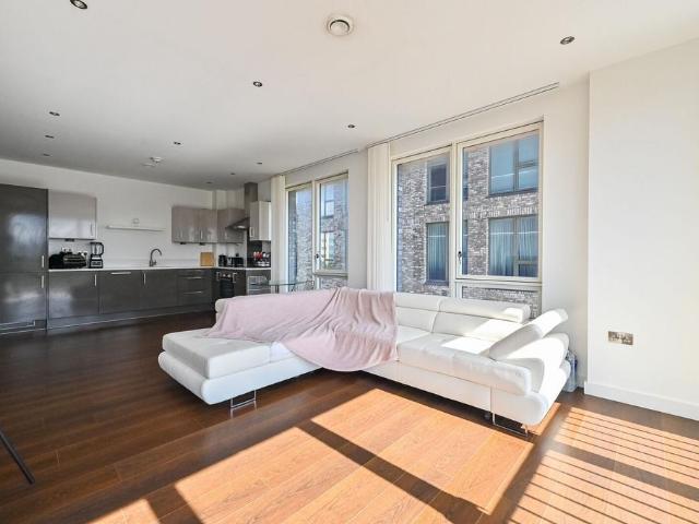 Flat for sale in Reach, Greater London