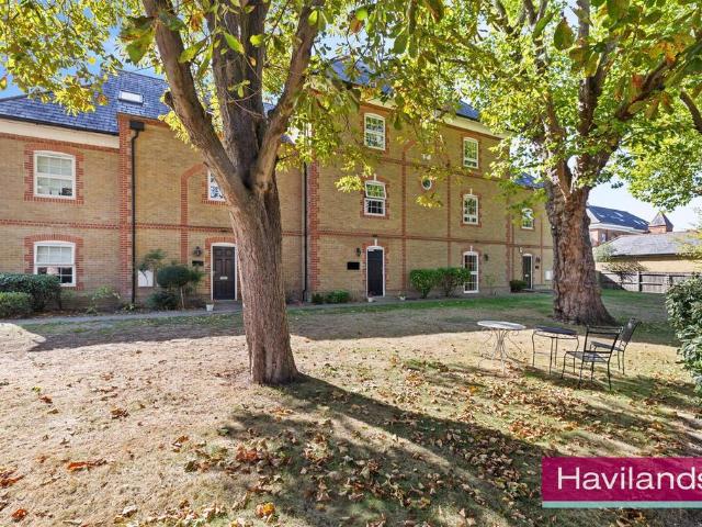 Flat for sale in Oakwood, Greater London