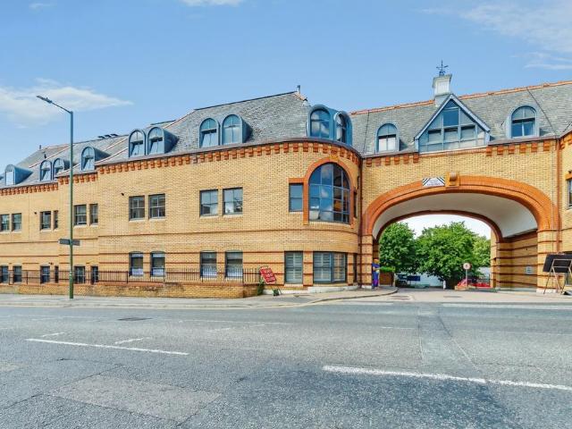 Flat for sale in Hillview, Surrey