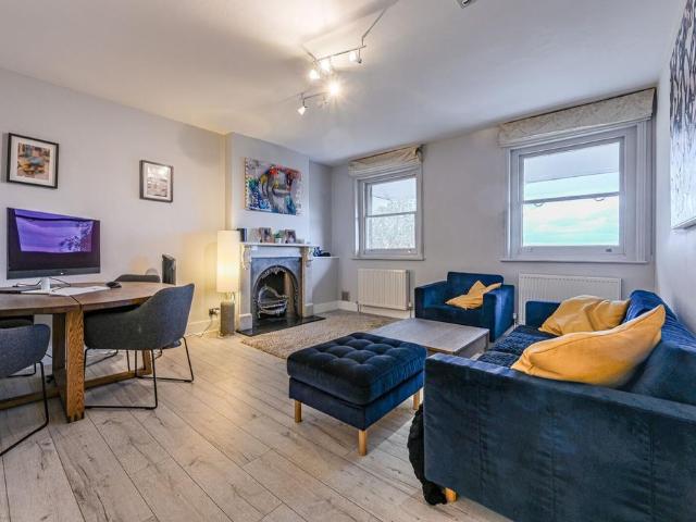 Flat for sale in Blackheath Vale, Greater London