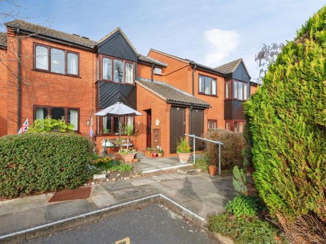 Flat for sale in Oadby, Leicestershire