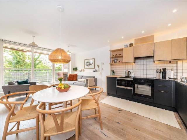 Flat for sale in Shacklewell, Greater London