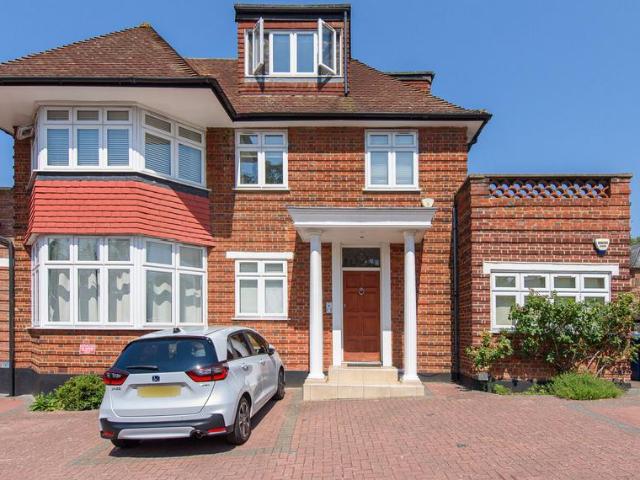 Flat for sale in Hendon, Greater London
