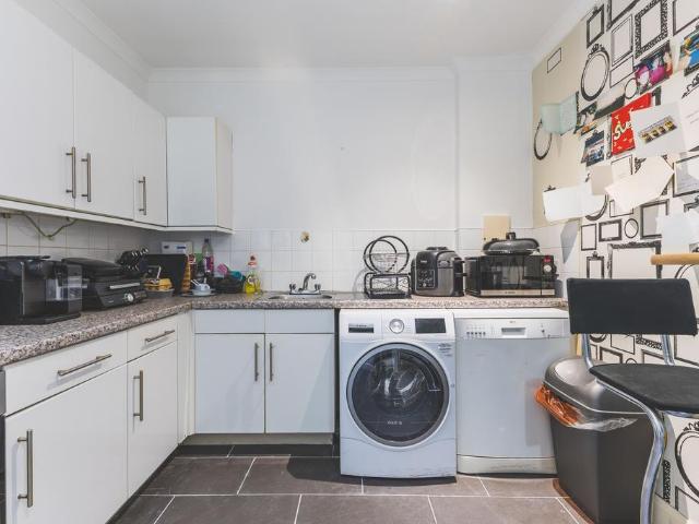 Flat for sale in Furzedown, Greater London