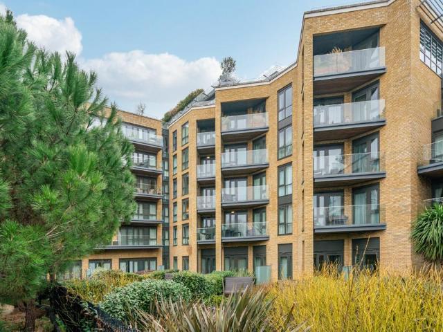 Flat for sale in London Borough of Hounslow, Strand