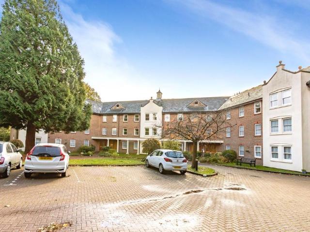 Flat for sale in Perryfields, West Sussex