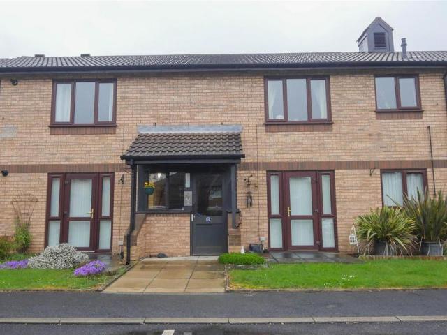 Flat for sale in Farsley, West Yorkshire