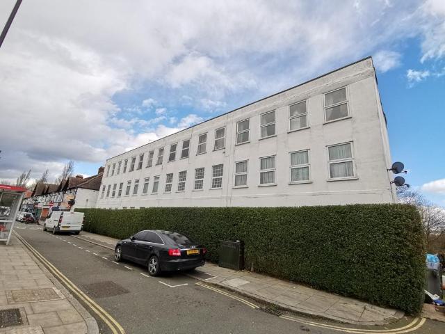 Flat for sale in London Borough of Ealing, Greenford