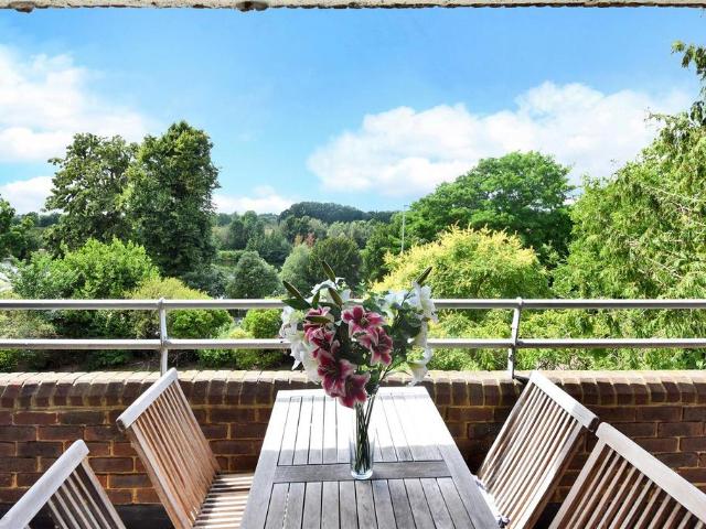 Flat for sale in Surbiton, Greater London