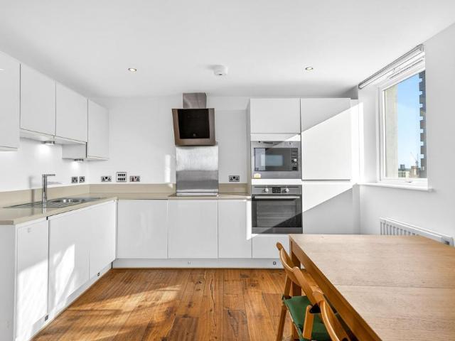 Flat for sale in Bromley-by-Bow, Bow