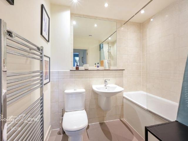 Flat for sale in Bromley-by-Bow, Bow