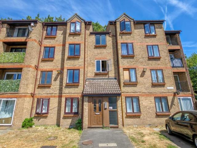Flat for sale in Northumberland Heath, Greater London