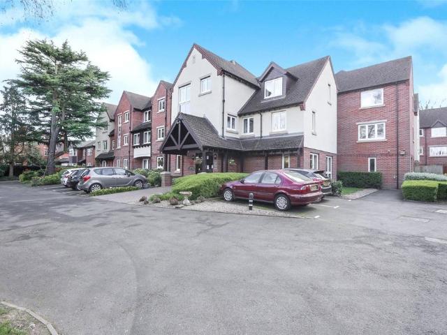 Flat for sale in Goldthorn Hill, Penn
