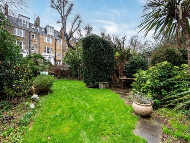 Flat for sale in Earl's Court, Greater London