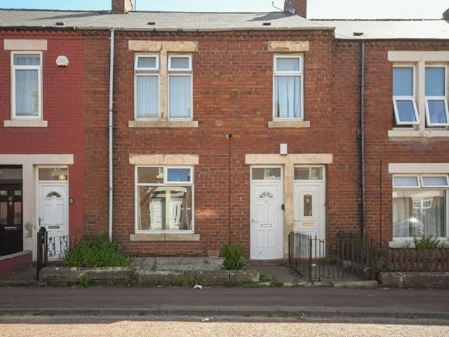 Flat for sale in Pelaw, Tyne And Wear