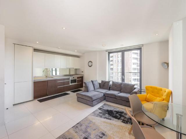 Flat for sale in Isle Of Dogs, Greater London