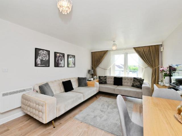 Flat for sale in Broxbourne, Hertfordshire
