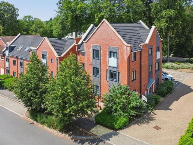 Flat for sale in Daws Hill, Cressex
