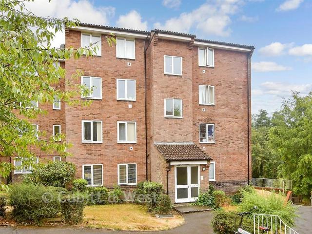 Flat for sale in Perryfields, West Sussex