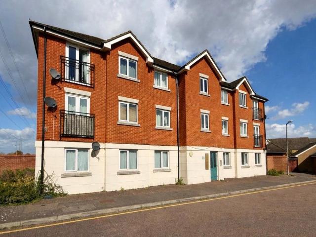 Flat for sale in Grays, Essex