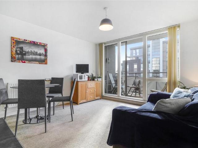 Flat for sale in London Borough of Hounslow, Greater London