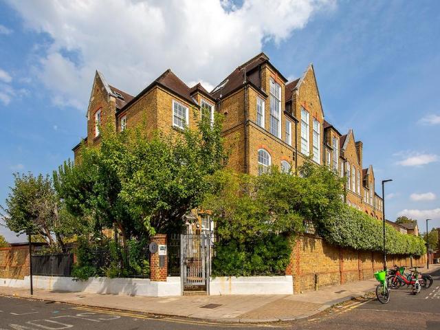Flat for sale in Blenheim Gardens Estate, Greater London
