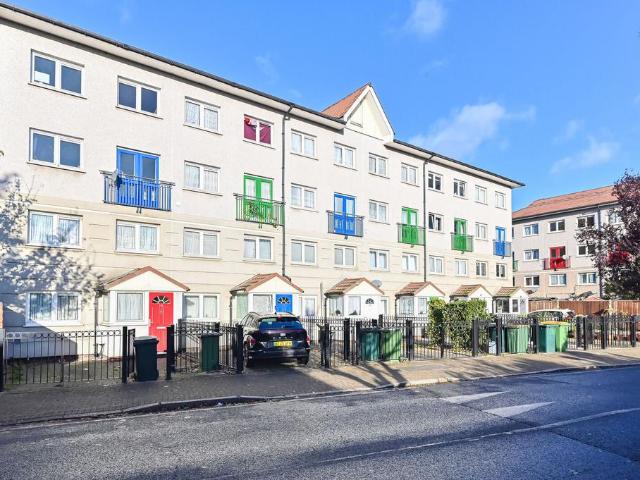 Flat for sale in Custom House, Greater London