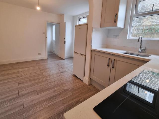 Flat for sale in Earlsfield, Greater London