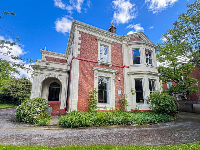 Flat for sale in Calderstones