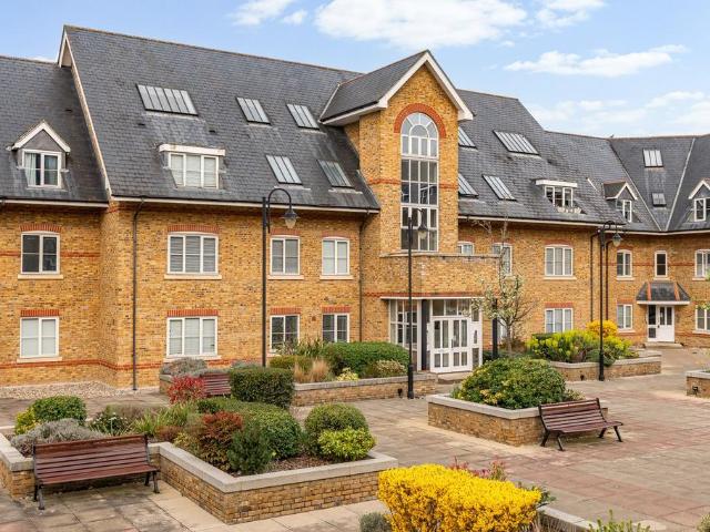 Flat for sale in Kings Hill, Colliers End