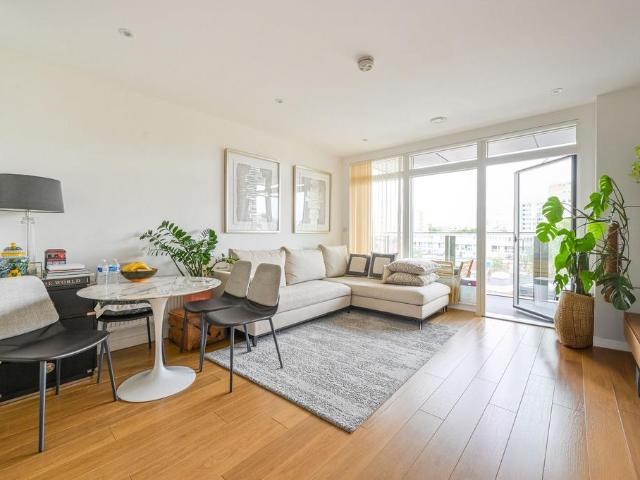 Flat for sale in Poplar Grove, Greater London