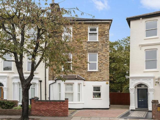 Flat for sale in Stroud Green, Greater London