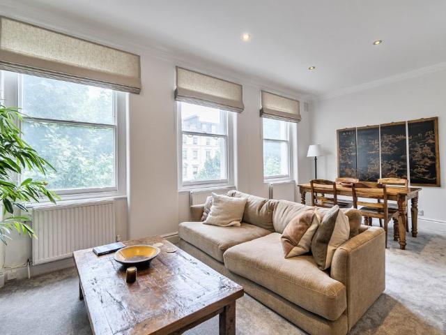 Flat for sale in Brompton, Greater London