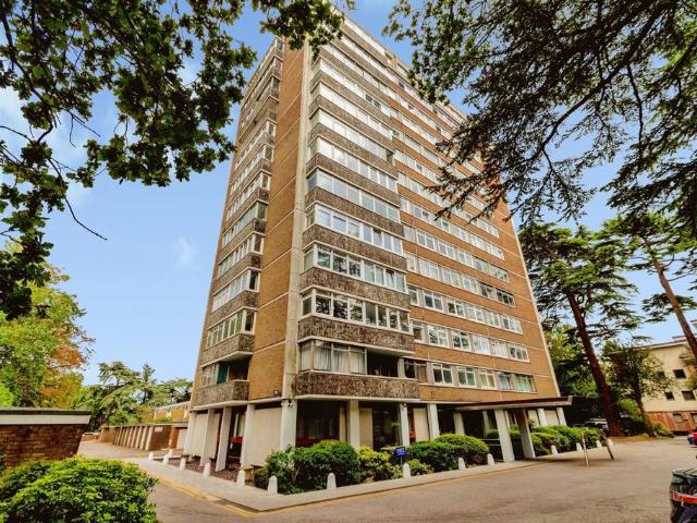 Flat for sale in Glen Eyre, Southampton