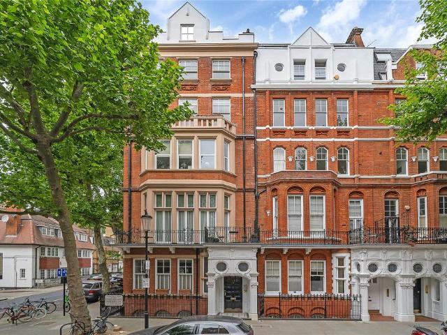 Flat for sale in Earl's Court, Greater London