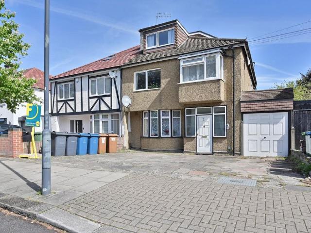 Flat for sale in Kenton, Greater London