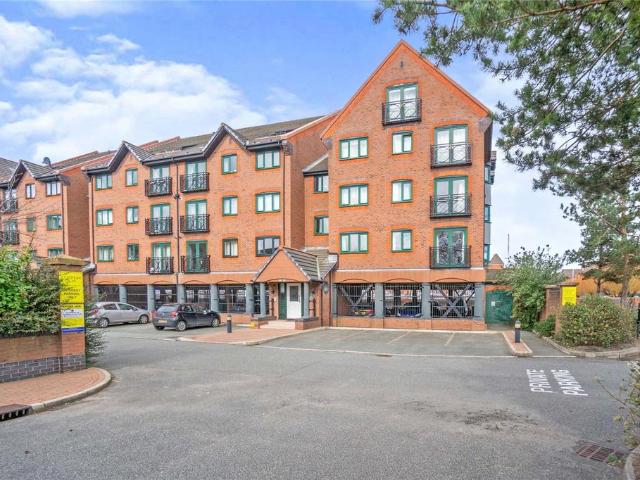 Flat for sale in Calderstones