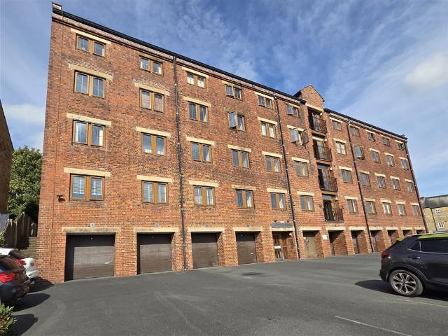 Flat for sale in Riddlesden, West Yorkshire