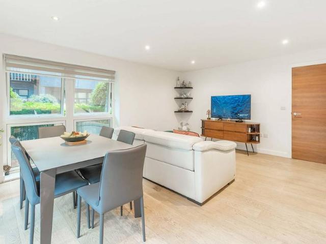 Flat for sale in Little Stanmore, Greater London