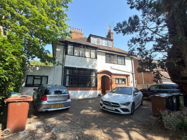 Flat for sale in Hatch End, Greater London