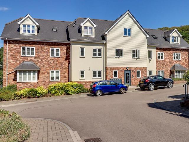 Flat for sale in South Benfleet, Essex