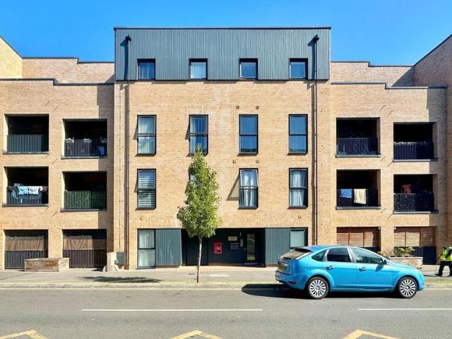 Flat for sale in Dagenham, Becontree Heath